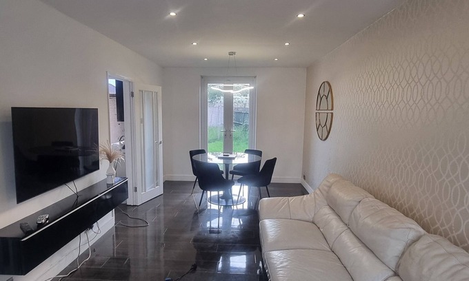Slough Casa | Modern 3Bed House in Slough