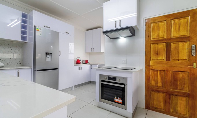 Kempton Park Casa | Modern 3bed House - Johannesburg Airport - In Security Complex with Pool