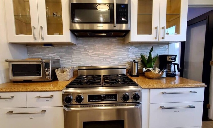 Cove - East Side - Shippan Apartamento | Modern 3BR Apartment Downtown, HarborPt I-95 Train