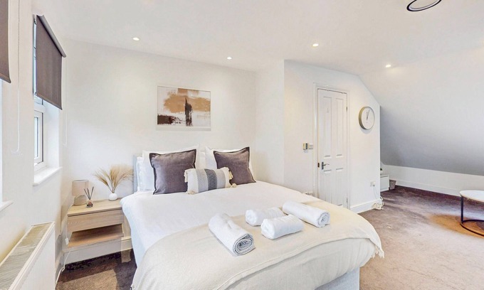 Hillside Apartamento | Modern 3BR APT,25 Min to AELTC Tennis Championship