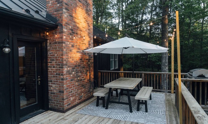 Stone Ridge Casa | Modern 3BR Barnhouse with Fireplace & Hi Speed Wifi