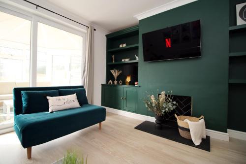 Newton St Loe Casa | Modern 3BR Bath Home, Sleeps 6, Driveway Parking, Families and Contractors Stay