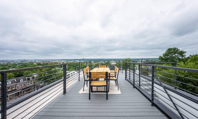 Petworth Apartamento | Modern 3BR Condo, Rooftop & Downtown Views