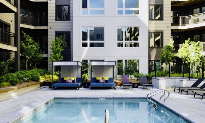 Cambridgeport Apartamento | Modern 3BR Escape in Cambridge – Pool, Gym & All the Perks!