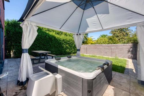 Curdworth Casa | Modern 3BR Home in 24 Breeden Dr Near M6, NEC & Airport Hot Tub, Netflix, Free Parking