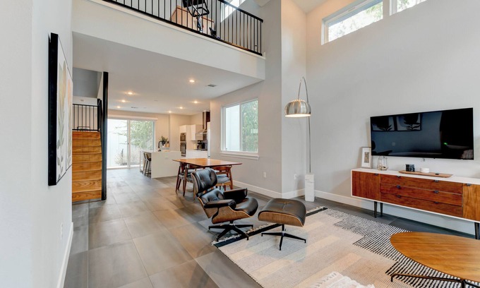 MLK Casa | Modern 3BR Home w/ Backyard, BBQ grill & Sauna!