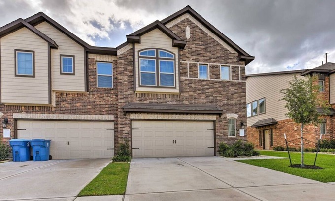 Rosenberg Casa | Modern 3BR Home w/Fenced Backyard - Across from Brazos Town Center