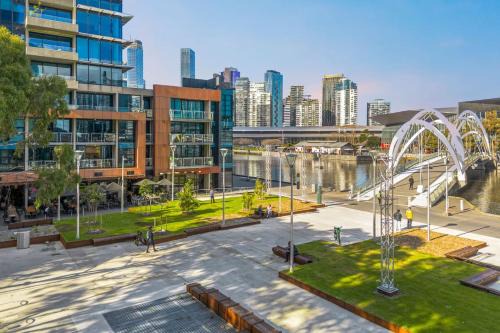 Docklands Apartamento | Modern 3BR Melbourne Waterfront Apartment with Resort Amenities in Docklands
