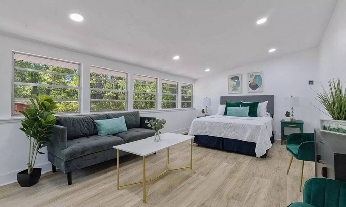 Griffin Heights Casa | Modern 3br midtown gem w/ outdoor space