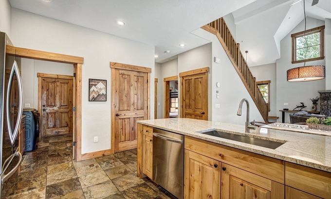 Breckenridge Condominio | Modern 3br Mountain - Winter Escape Mins To Slopes 3 Bedroom Townhouse by RedAwning