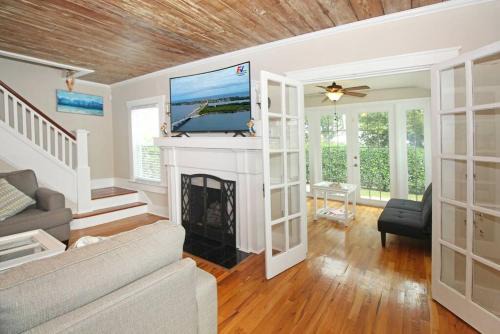 Southside Casa | Modern 3BR, Pet-Friendly, WiFi, Washer & Dryer