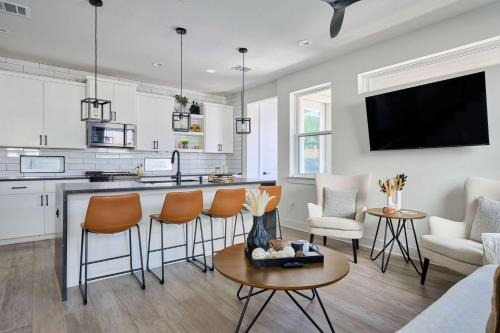 South Manchaca Casa | Modern 3BR Retreat - Mins from Airport - DT - BBQ
