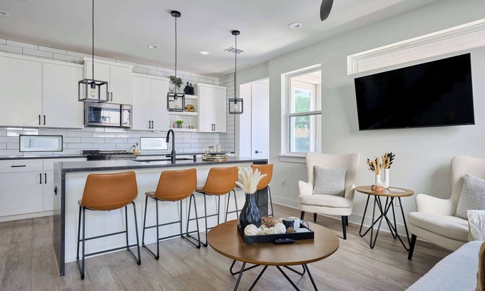 South Manchaca Casa | Modern 3BR Retreat | Mins from Airport | DT | BBQ