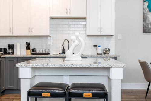 Southeast Houston Casa | Modern 3BR Retreat - Smart TVs - Fast WiFi - Near Downtown - Med Center - NRG Stadium - Private Backyard