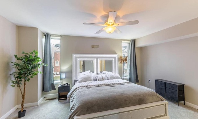Downtown Baltimore Casa | Modern 3BR Retreat with BBQ & Smart TV