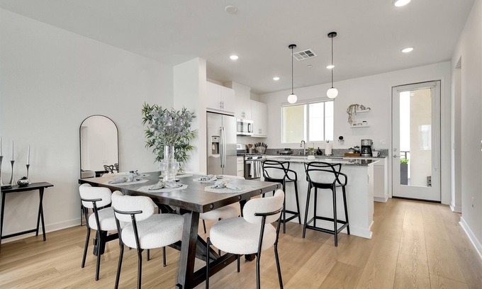 California Terraces Casa | Modern 3BR w/AC + Office & EV Charger – Near border, Sesame Place & Amphiteater