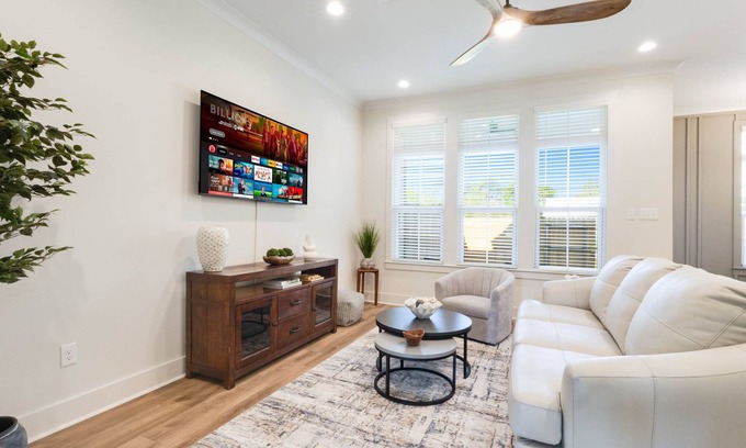Youngsville Casa | Luxury, family friendly, backyard, private parking, Youngsville!!