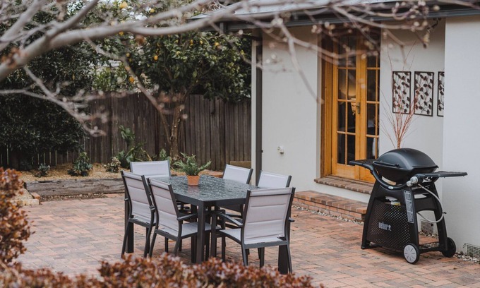 Waramanga Casa | Modern 3BR with gardens in Waramanga