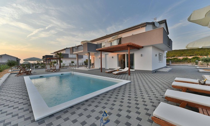 Debeljak Villa | Moderna villa de 4 dormitorios con piscina climatizada para hasta 8 huéspedes cerca de Zadar