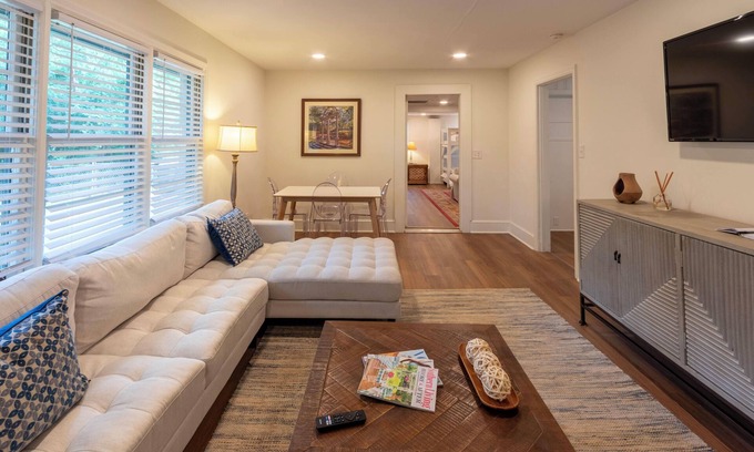 Athens Casa | Modern 4 BDR Home Minutes to UGA Campus and Downtown Bars, Shopping, & Dining