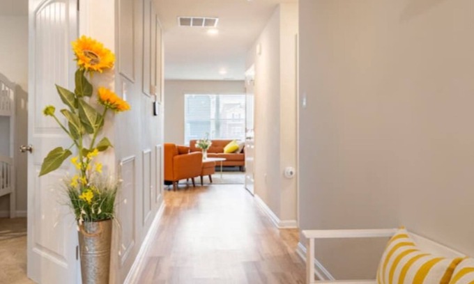 Dover Casa | Modern 4 bdr with King size bed Patio and Late Checkout!