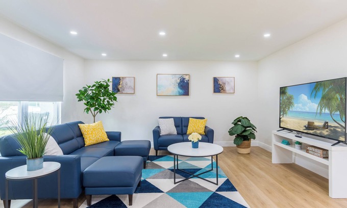 Orlando Casa | Modern 4 Bed 2 Bath home with a pool, King bed sleeps 10 in Orlando close to UCF