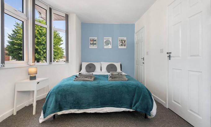 Acresford Apartamento | Modern 4 bed 3 bath apartment, free parking