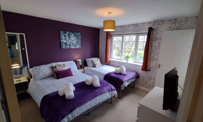 Walsall Casa | Modern 4 Bed House For Contractors & Families Free parking, M6, local amenities
