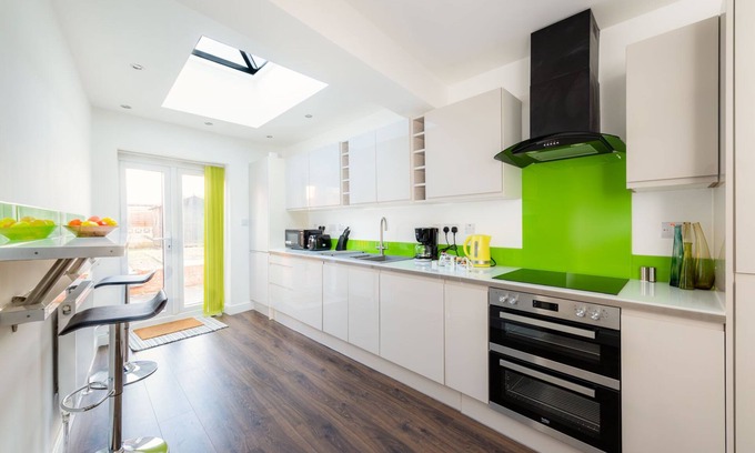 Salisbury Casa | Modern 4 Bed House-Perfect Getaway for Stonehenge!