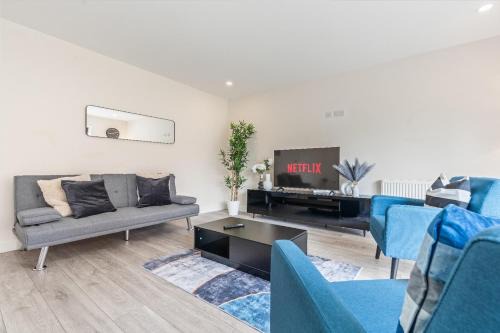 Walsall Casa | Modern 4-Bed, Parking, Pool Table, Sleeps 11