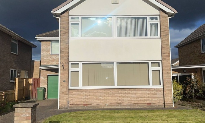 Stockton-on-Tees Apartamento | Modern 4 bedroom detached house with private parking families, contractors