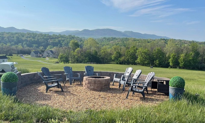 Stanley Casa | Modern 4-bedroom Country House in Stanley with WiFi, and A Big Sky View!