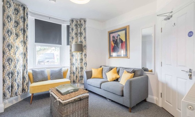 Cambridge Casa | Modern 4-Bedroom Detached Home in Central Cambridg