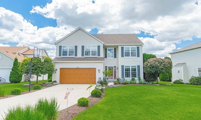 Shorewood Casa | Modern 4+ Bedroom Full House in a peaceful Chicago Suburb