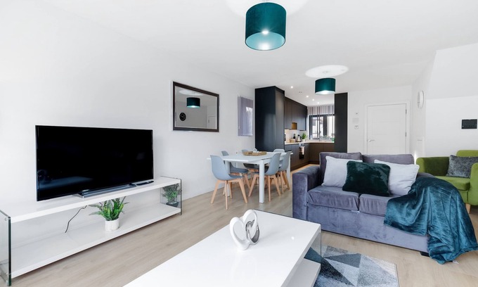 Slough Casa | Modern 4 Bedroom House 03 With Parking in Farnham Royal, Slough