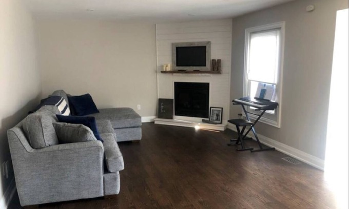 Erin Mills Casa | Modern 4 Bedroom home with pool