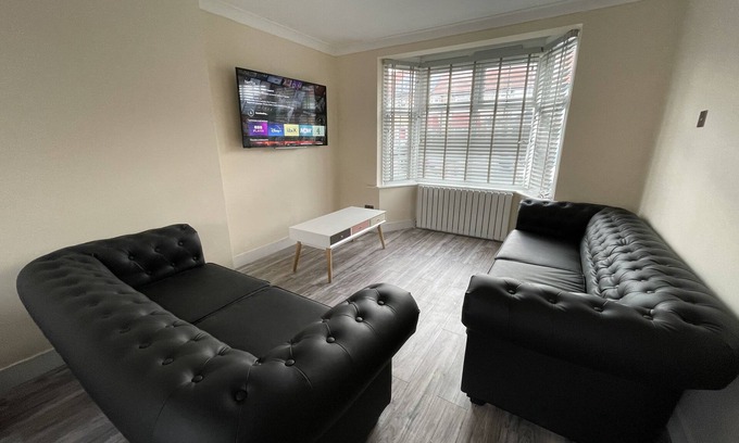 Hillingdon East Casa | Modern 4 bedroom house with garden