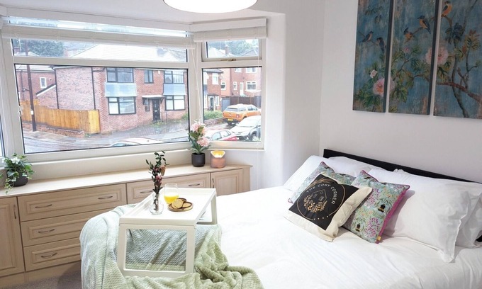 Manchester Casa | Modern 4 Bedroom House in Pendlebury | with Wifi and Parking
