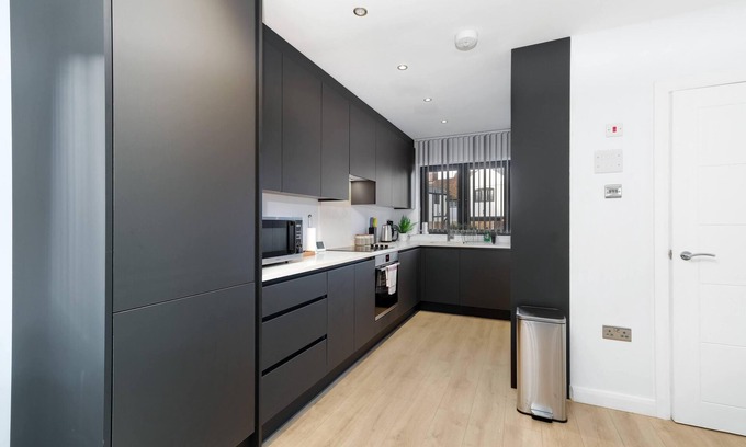 Slough Casa | Modern 4 Bedroom House with Parking