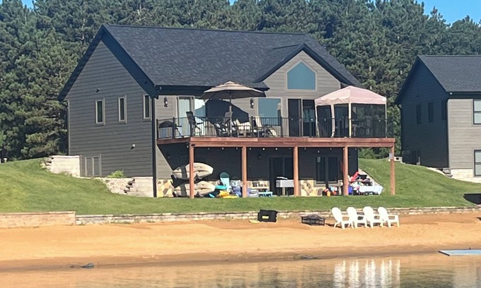 New Lisbon Casa | Modern 4 bedroom Lake House on Private Lake near WI Dells/Castle Rock Lake