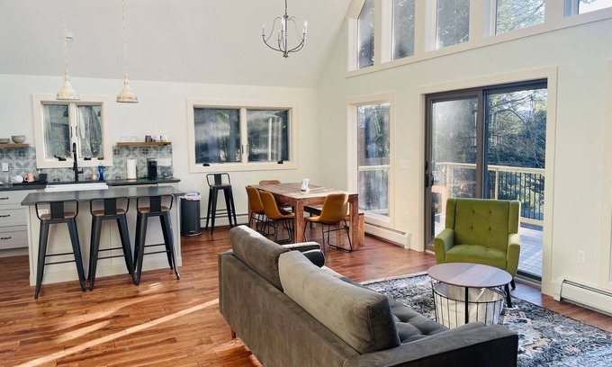 Ludlow Chalet De Esquí | Modern 4-Bedroom Mountain Retreat Minutes to Lake Rescue & Echo and Hiking