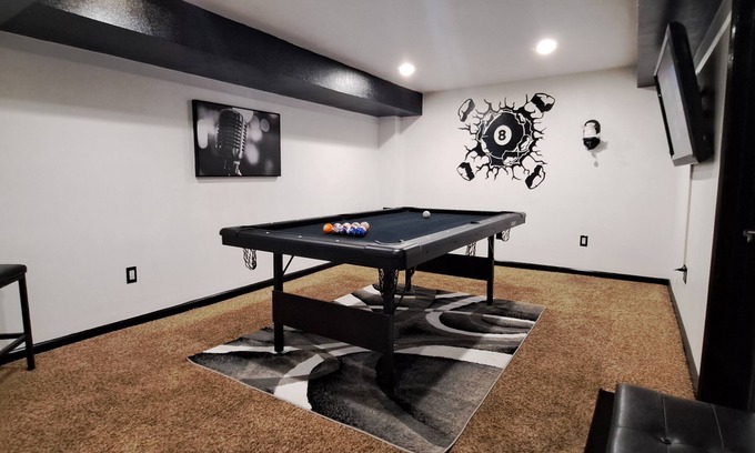 Idaho Falls Casa | Modern - 4 Bedroom - Pool Table- No Chores - No Contact Check In-