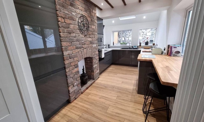 Aberbeeg Casa | Modern 4-bedroom Townhouse With Private Garden