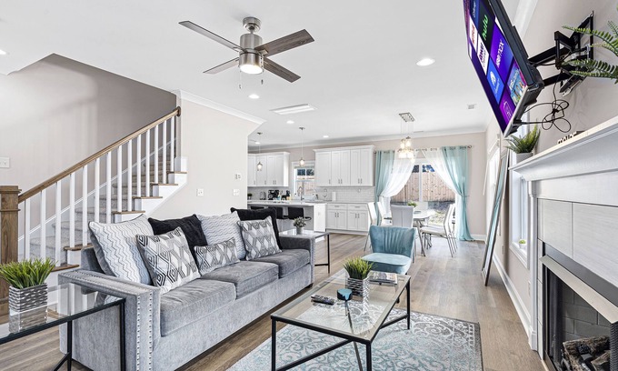 Sharonbrook Casa | Modern 4 BR/2.5 Bath w/wine & 5 mins to Light Rail