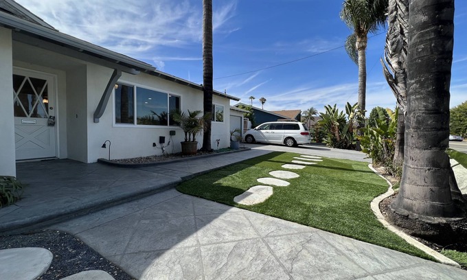 Thousand Oaks Casa | Modern 4 King Beds/Beauty Large yard/Golf/WFH/Long Stay/WIFI/FWY/25mins to Beach