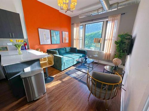 Near South Side Apartamento | Modern 420- Friendly 3BR Unit Near McCormick Place, University of Illinois Chicago and Soldier Field