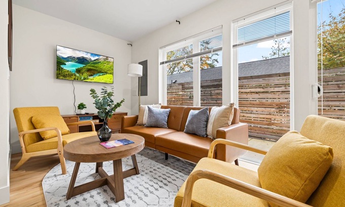 Fremont Casa | Modern 4B/2.5B Fremont Houses with Prime Walkability