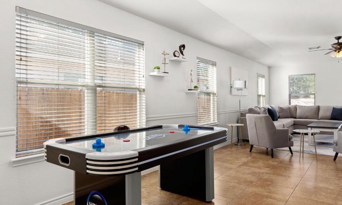 Wetmore Casa | Modern 4bd sleeps 8, min from 6 Flags Fiesta Texas