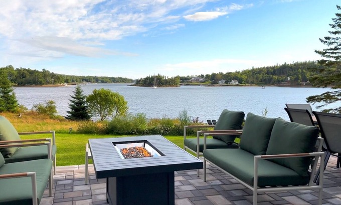 Bayside Casa | Modern 4Bdr House w/ Ocean Beachfront & Backyard 20min to Halifax & Peggy's Cove