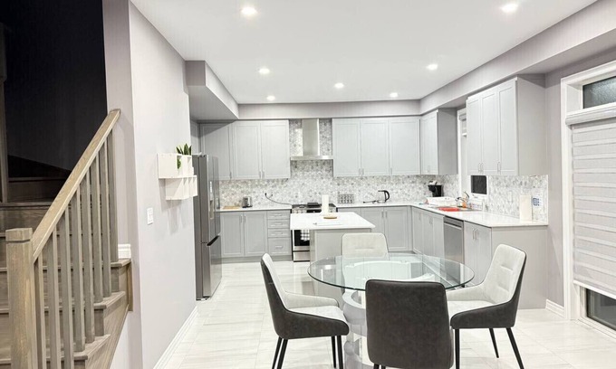 Port Colborne Casa | Modern 4Bdrm Home with Fireplace